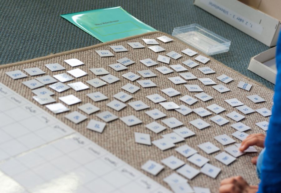 Ein Kind lernt Buchstaben anhand eines Montessori Materials in der LernART Schule